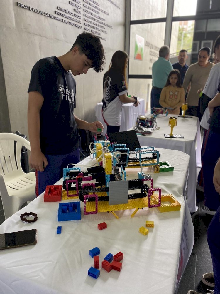 Estudantes da rede municipal de Criciúma apresentam projetos inovadores na Feira de Robótica