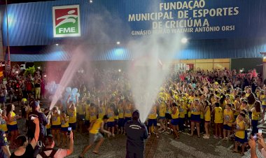 Água no umbigo, sinal de perigo: 4º BBM forma 470 crianças no Projeto Golfinho