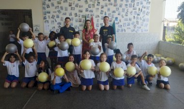 Farben entrega 55 bolas para crianças da Escola Amaro João Batista na V. Esperança