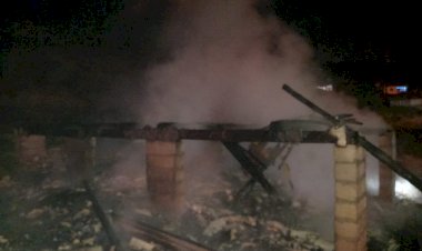 Casa no bairro Naspolini é consumida pelas chamas