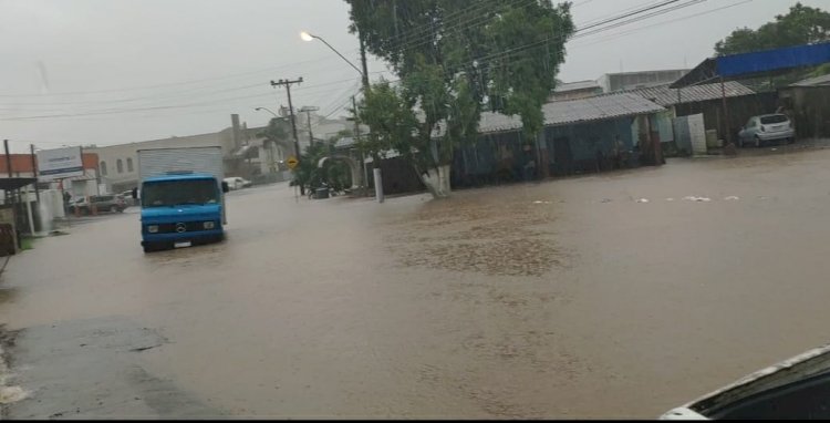 Chuva causa inundações na área central e em vário bairros de Criciúma