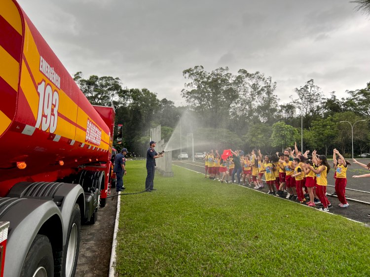 Bombeiros formam 46 alunos do Colégio Unesc no Projeto Golfinho