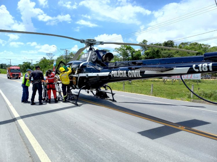 Helicóptero do Saer presta socorro a vitima de acidente envolvendo moto e caminhão