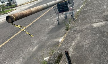 Dupla é flagrada com poste de metal encima de carrinho de Supermercado