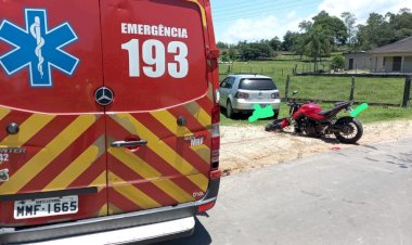 Acidente entre moto e veículo deixa piloto ferido