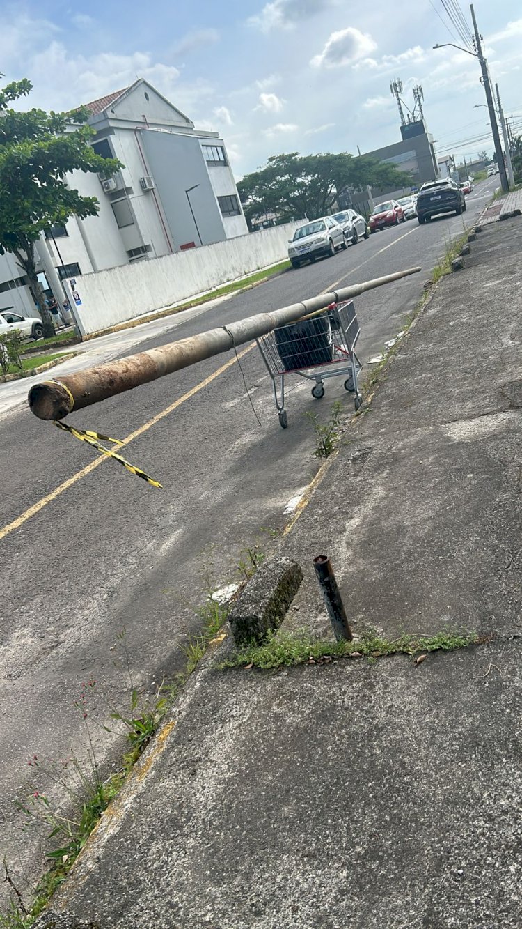 Dupla é flagrada com poste de metal encima de carrinho de Supermercado