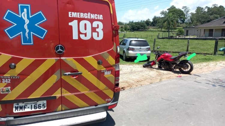 Acidente entre moto e veículo deixa piloto ferido