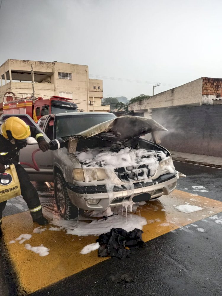 Caminhonete pega fogo na Operária