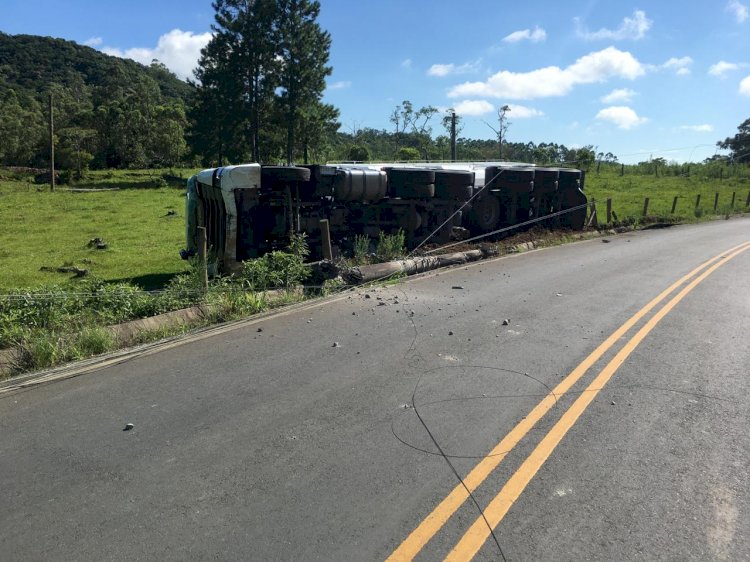 Scania tomba em Maracajá após motorista perder controle