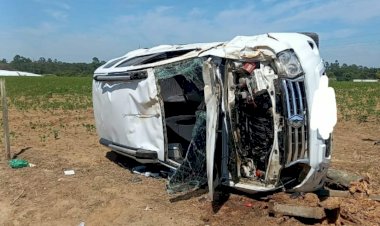 Mulher fica ferida após acidente entre dois veículos