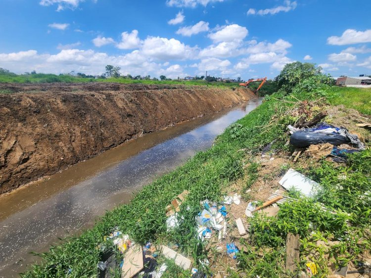 Prefeitura intensifica desassoreamento do Rio Criciúma no bairro Paraíso