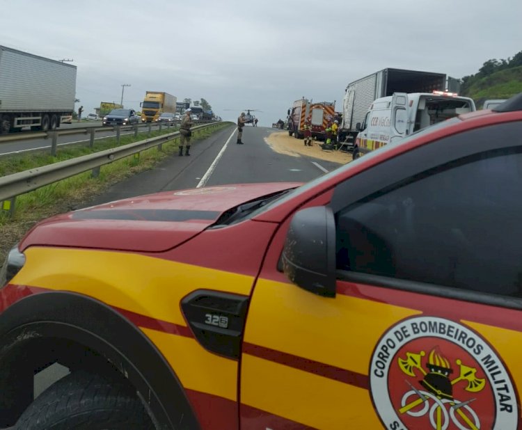 Acidente entre caminhão interdita BR 101 em Maracajá