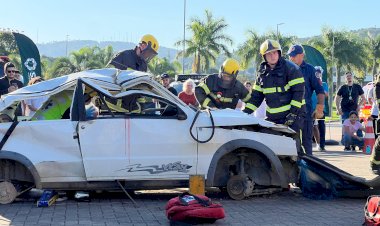 Maio Amarelo: bombeiros participam de simulação de acidente de trânsito