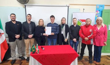 Prefeitura de Criciúma assina ordem de serviço para melhorias na Escola Municipal José Rosso e pavimentação de quatro ruas no bairro Quarta Linha