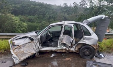 Jovem fica preso nas ferragens após colisão de veículos