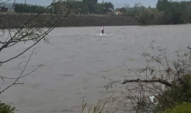 Jovem é resgatado pelos bombeiros após veículo cair em rio
