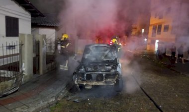 Veiculo é incendiado no Rio Mainai