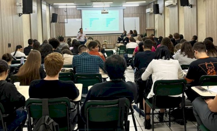 Curso de Direito promove palestra em alusão ao Outubro Rosa