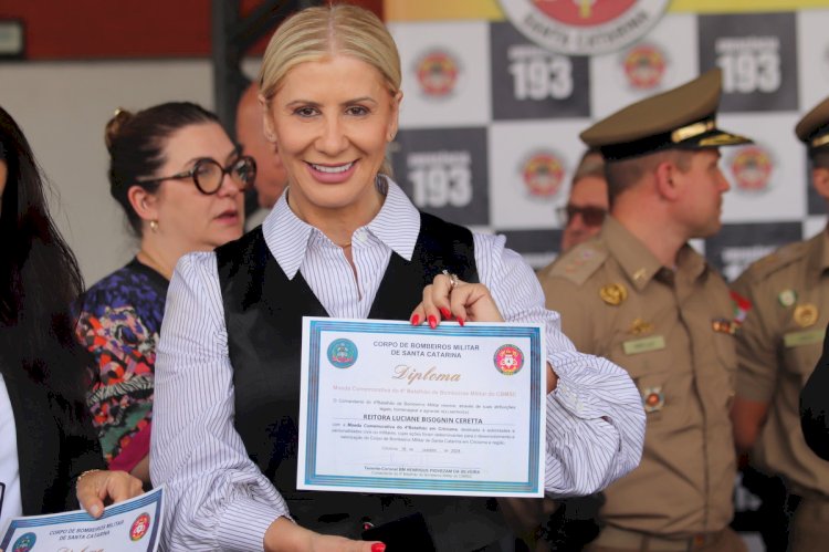 Reitora da Unesc é homenageada com Moeda Militar do 4° Batalhão do Corpo de Bombeiros