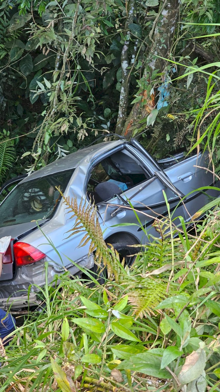 MOTORISTA PERDE CONTROLE DO VEICULO E CAI EM RIBANCEIRA