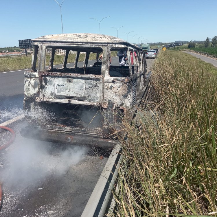 VEICULO PEGA FOGO EM RODOVIA