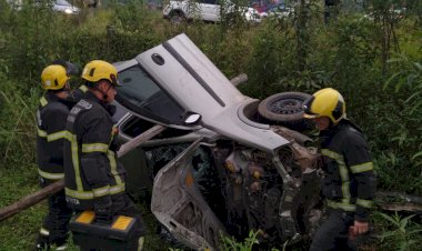 MOTORISTA PERDE CONTROLE E CAPOTA VEÍCULO  EM CRICIÚMA