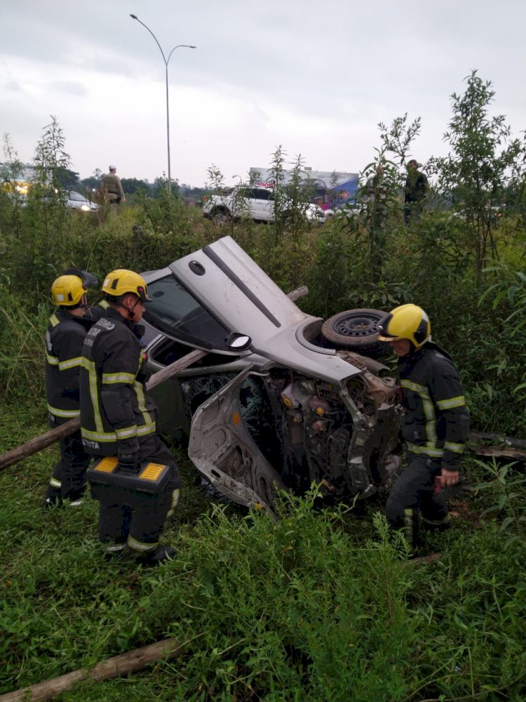 MOTORISTA PERDE CONTROLE E CAPOTA VEÍCULO  EM CRICIÚMA