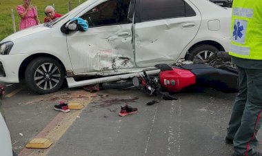 Colisão entre moto e carro deixa jovem gravemente ferida