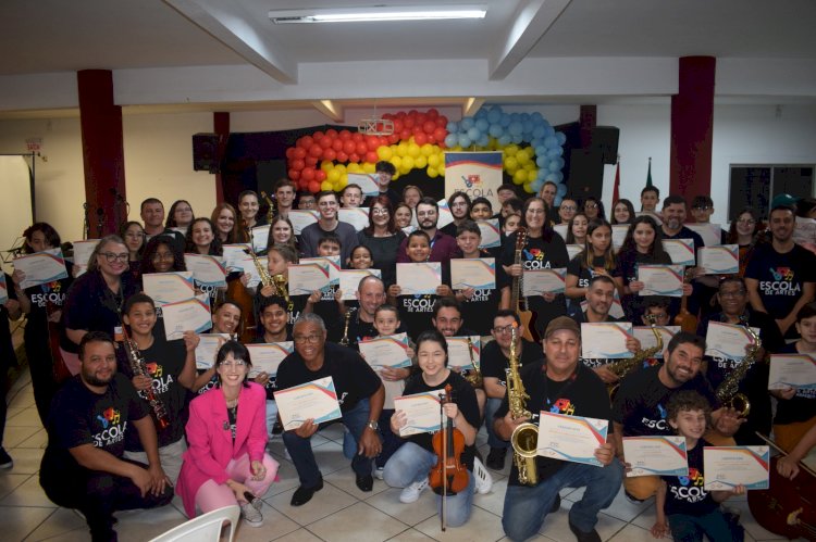 Abadeus celebra formatura de mais de 80 alunos na Escola de Artes