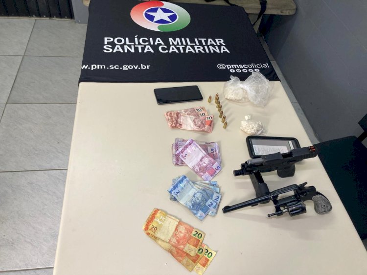 PM APREENDE ARMAS, DROGAS E DINHEIRO COM UMA MULHER DE 18 ANOS