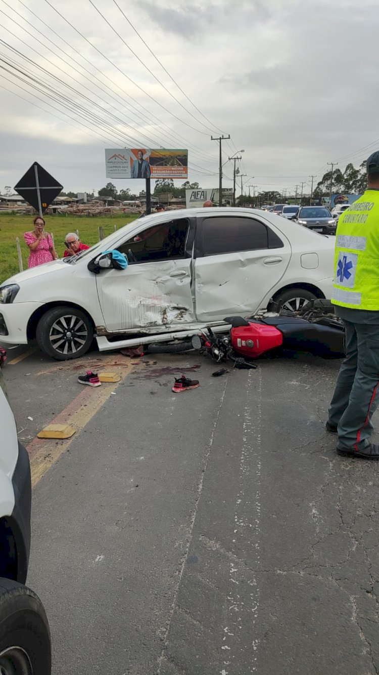 Colisão entre moto e carro deixa jovem gravemente ferida