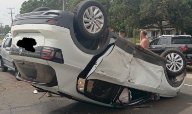 Colisão frontal  deixa veiculo capotado