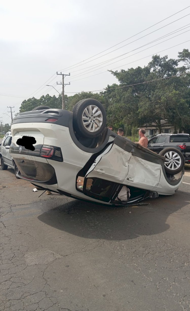 Colisão frontal  deixa veiculo capotado