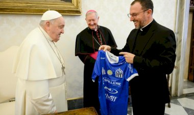 Papa recebe camisa do Caravaggio no Vaticano