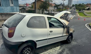 Veiculo pega fogo na área central de Criciúma