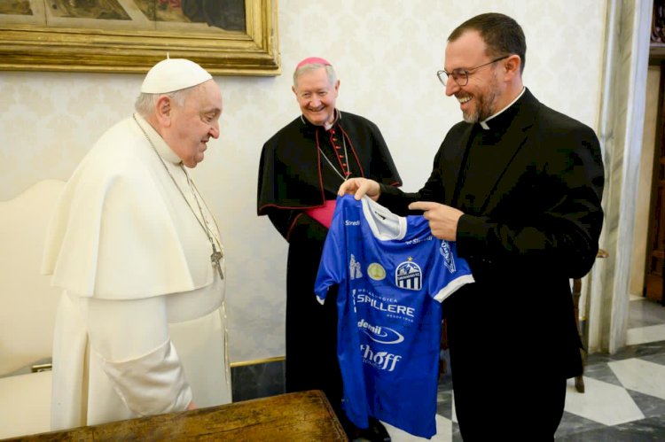 Papa recebe camisa do Caravaggio no Vaticano