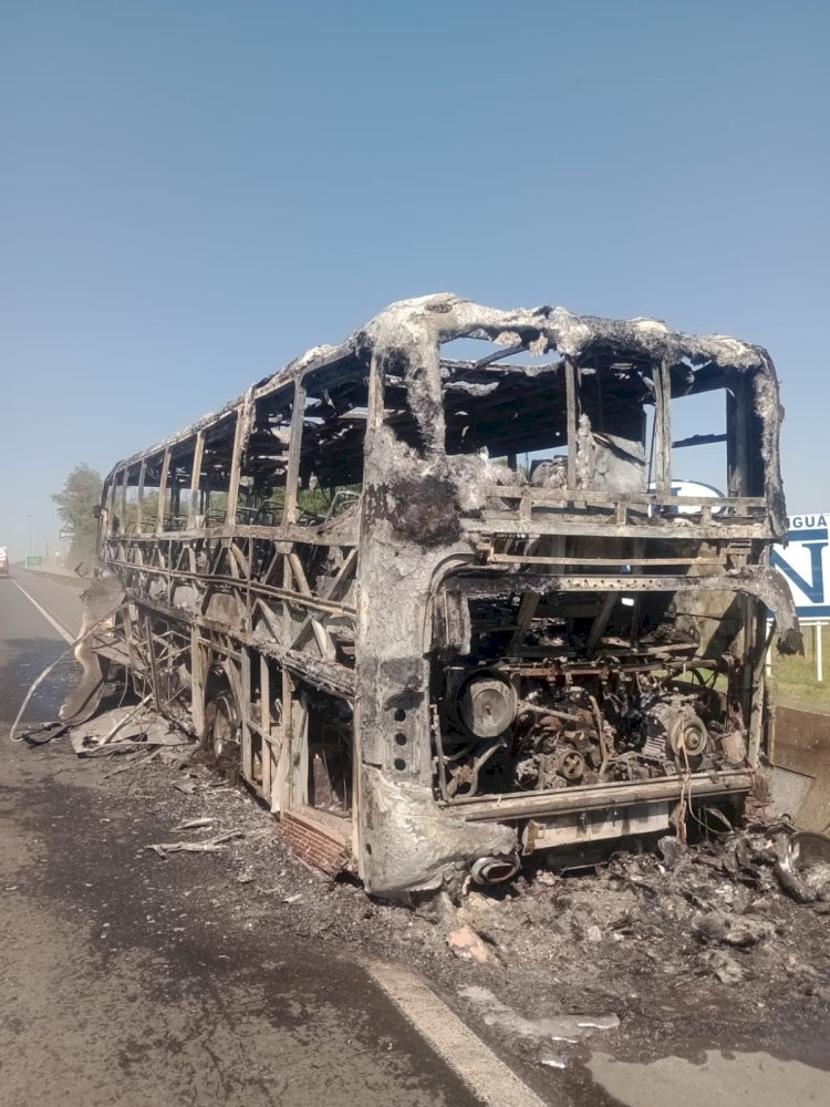 Ônibus pega fogo em Maracajá