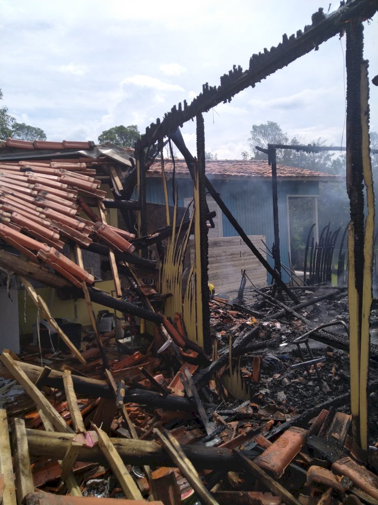 Casa pega fogo na Primeira Linha