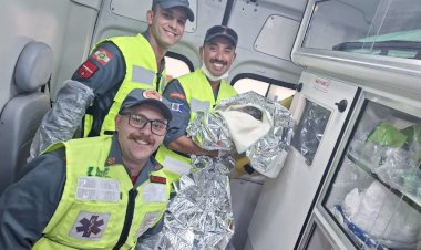 Bombeiros fazem parto emergencial dentro da viatura