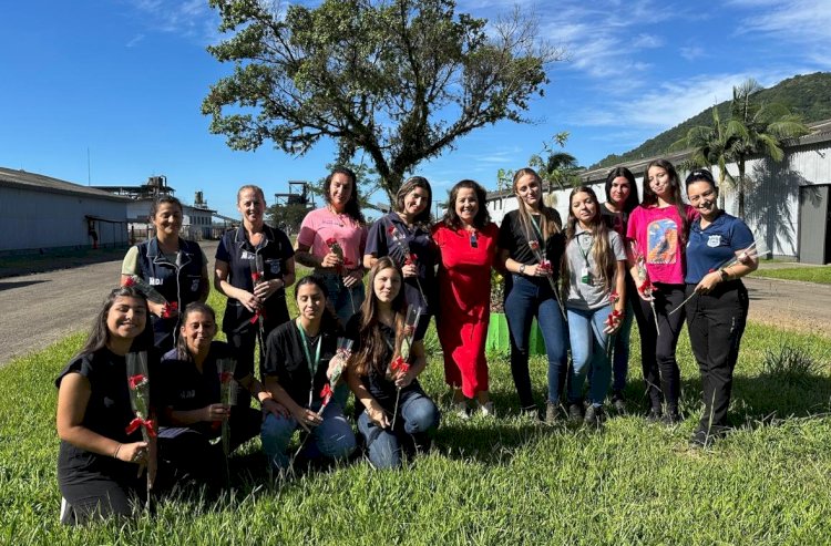 Carbonífera Metropolitana proporciona às mulheres uma tarde de arte, autocuidado e relaxamento