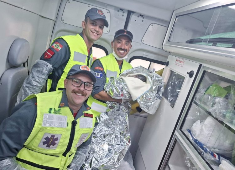 Bombeiros fazem parto emergencial dentro da viatura