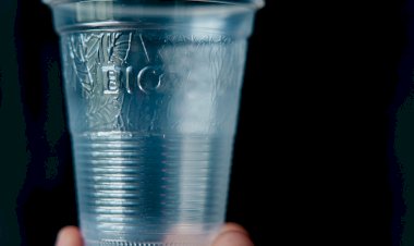 Pioneira no Brasil, indústria lança copo plástico 100% reciclável, biodegradável e que não gera microplásticos