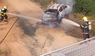 Casal é assaltado e tem comercio incendiado e veiculo