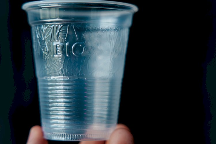 Pioneira no Brasil, indústria lança copo plástico 100% reciclável, biodegradável e que não gera microplásticos