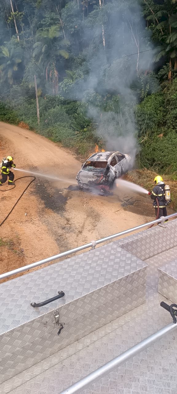 Casal é assaltado e tem comercio incendiado e veiculo