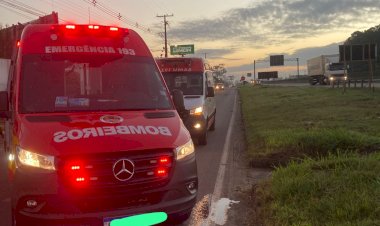 Motociclista de 35 anos morre na BR 101 após colidir com uma Van