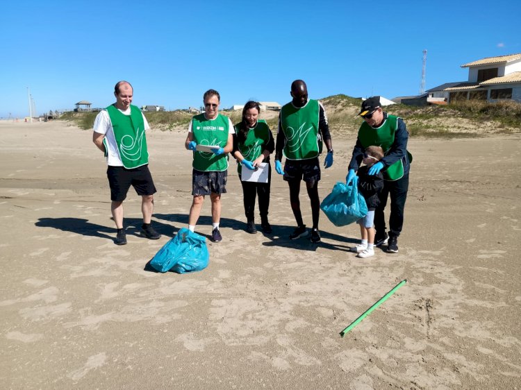 Unesc participa de ação internacional de limpeza de praias com mobilização no Balneário Rincão