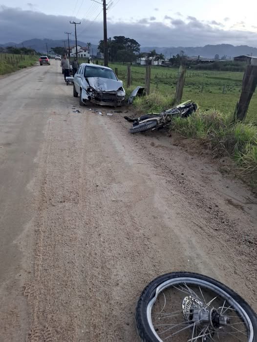 Motociclista Colide contra veículo