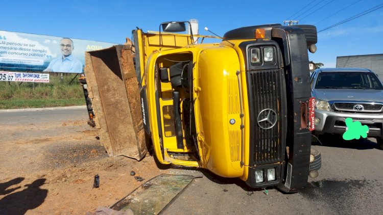 Motorista perde controle e tomba caminhão na Linha Batista