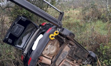 Mulher perde controle do veículo e capota em uma vala em Maracajá